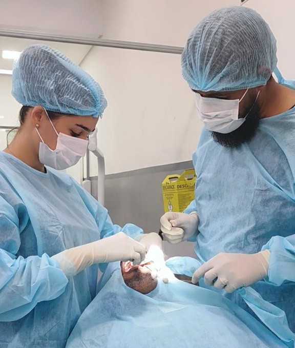 Dr. Laércio e Dra. Julhine operando with lupas