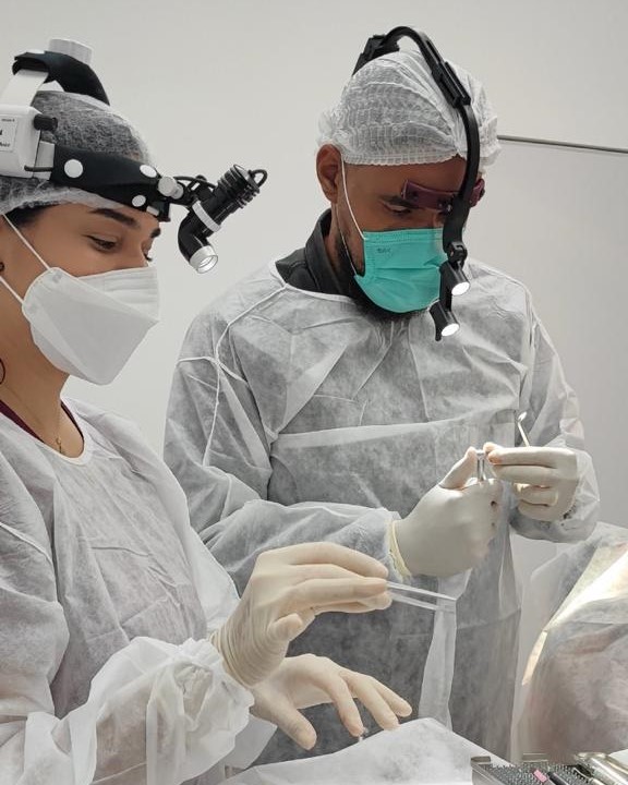 Dra. Julhine e Dr. Laércio operando